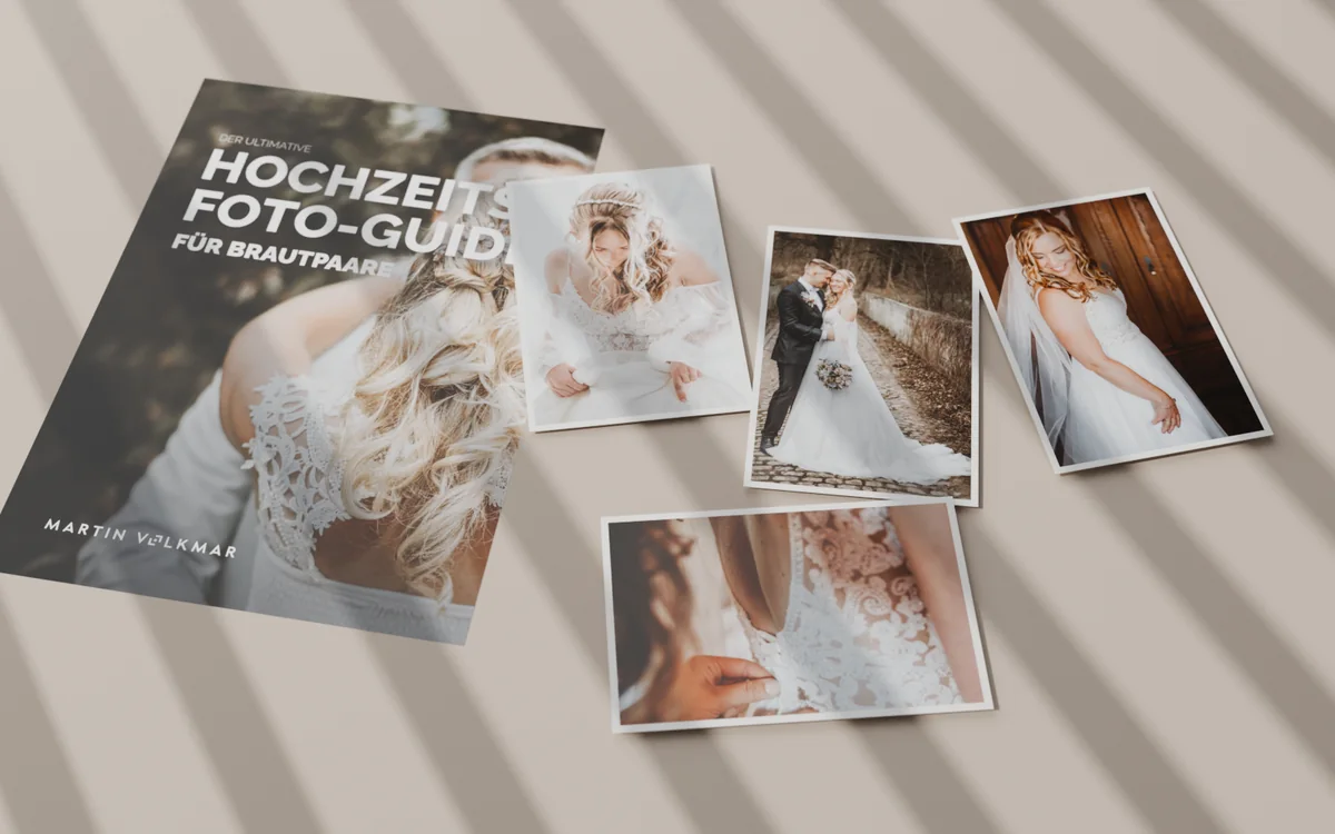 Hochzeitsfotos als Abzüge auf dem Hochzeits-Fotoguide als Mockup