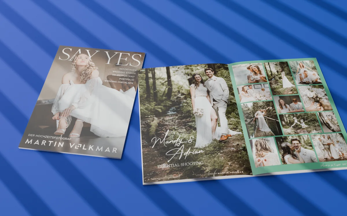 Imagebroschüre Say Yes geschlossen und aufgeschlagen als Mockup auf blauem Grund